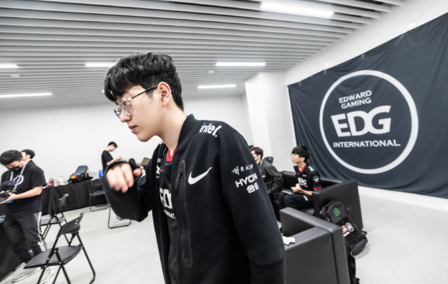 库里开始更 库里开始更